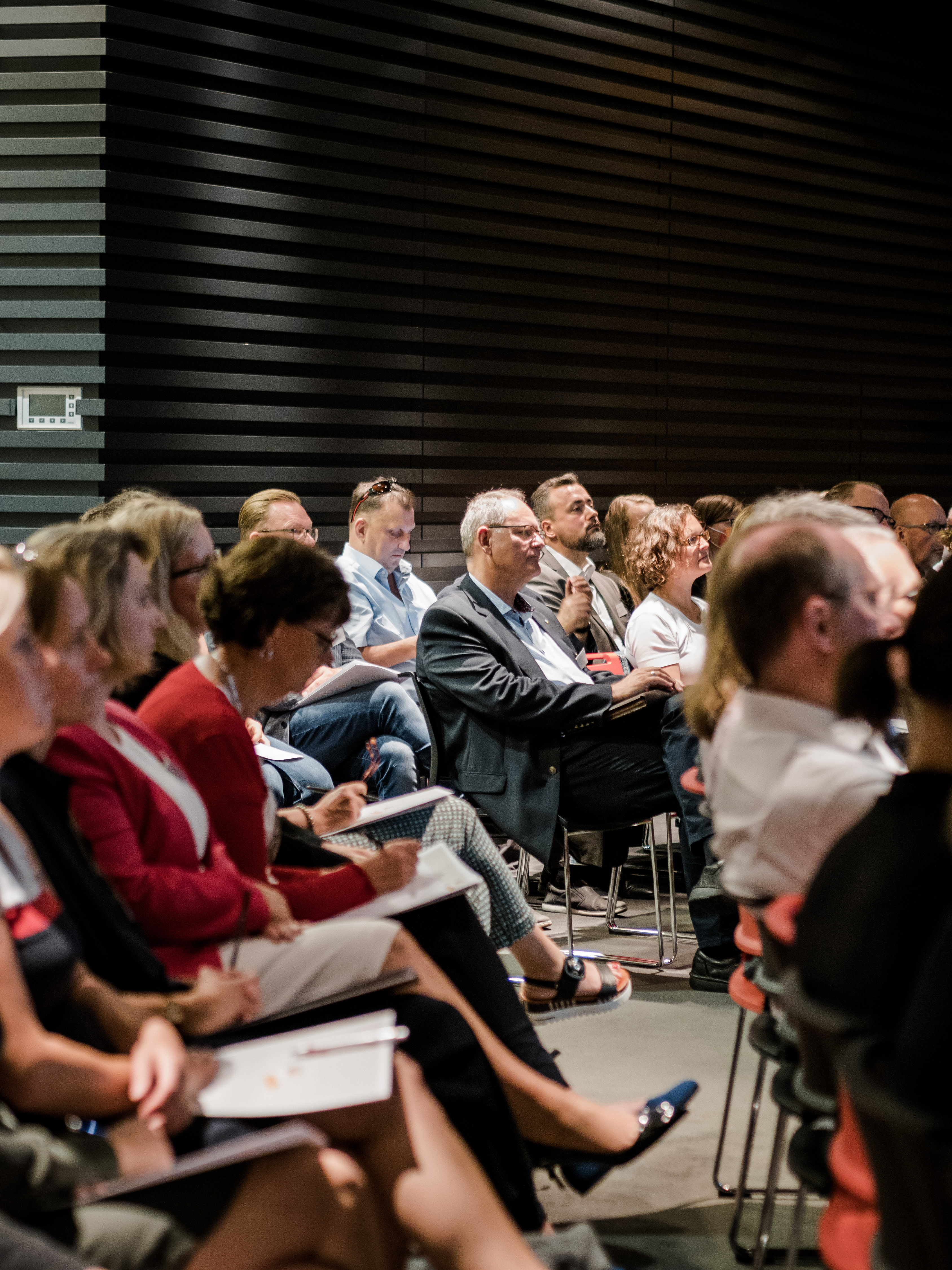 Zuhörende im Konferenzraum