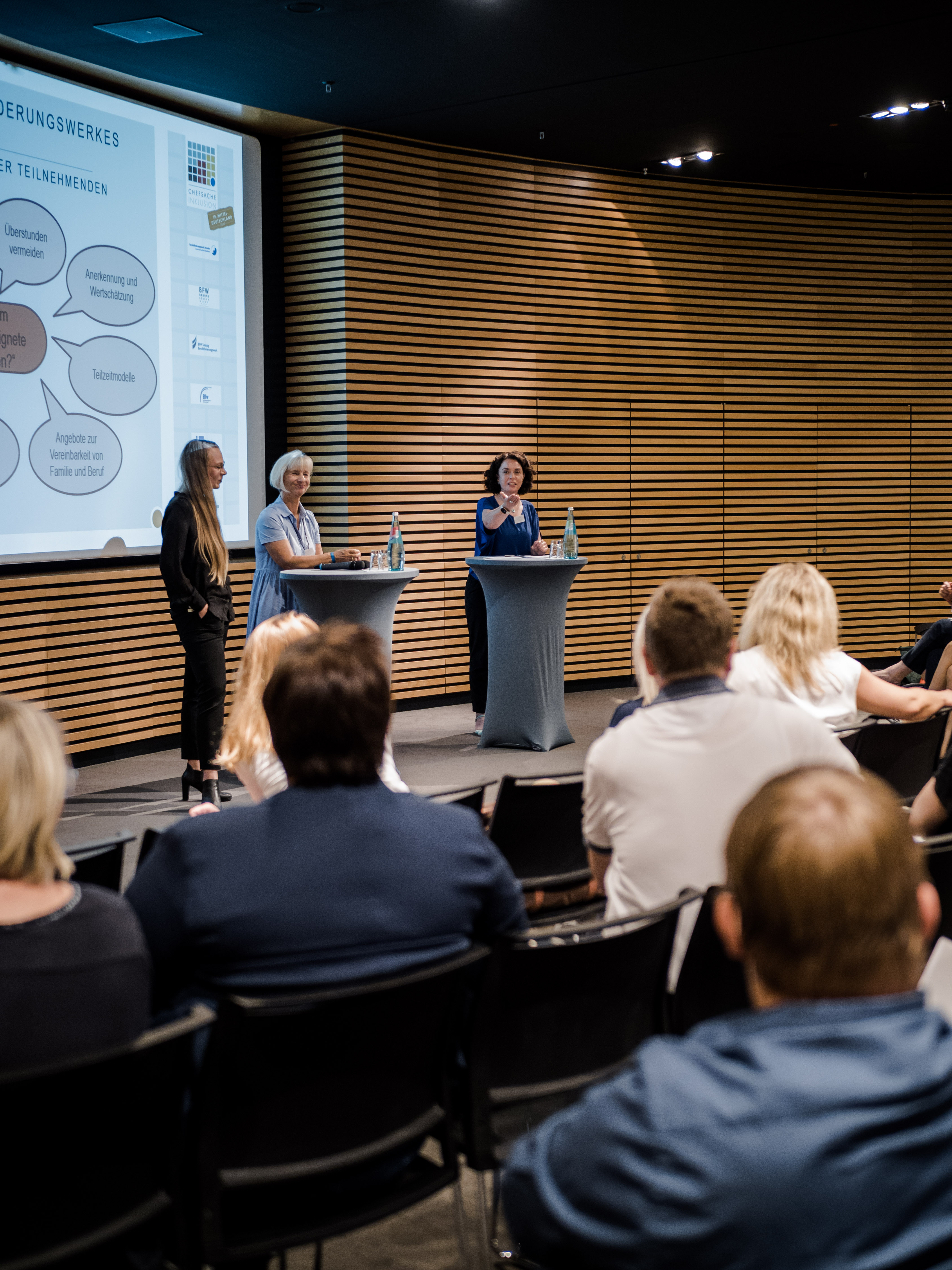 Vortragende auf dem Podium
