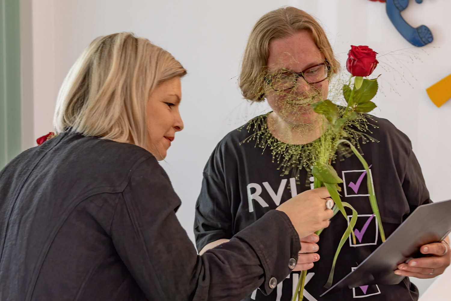 Lehrgangsleiterin Anne Prenz überreicht Zeugnis und Rose an Absolventin Frau Pietsch