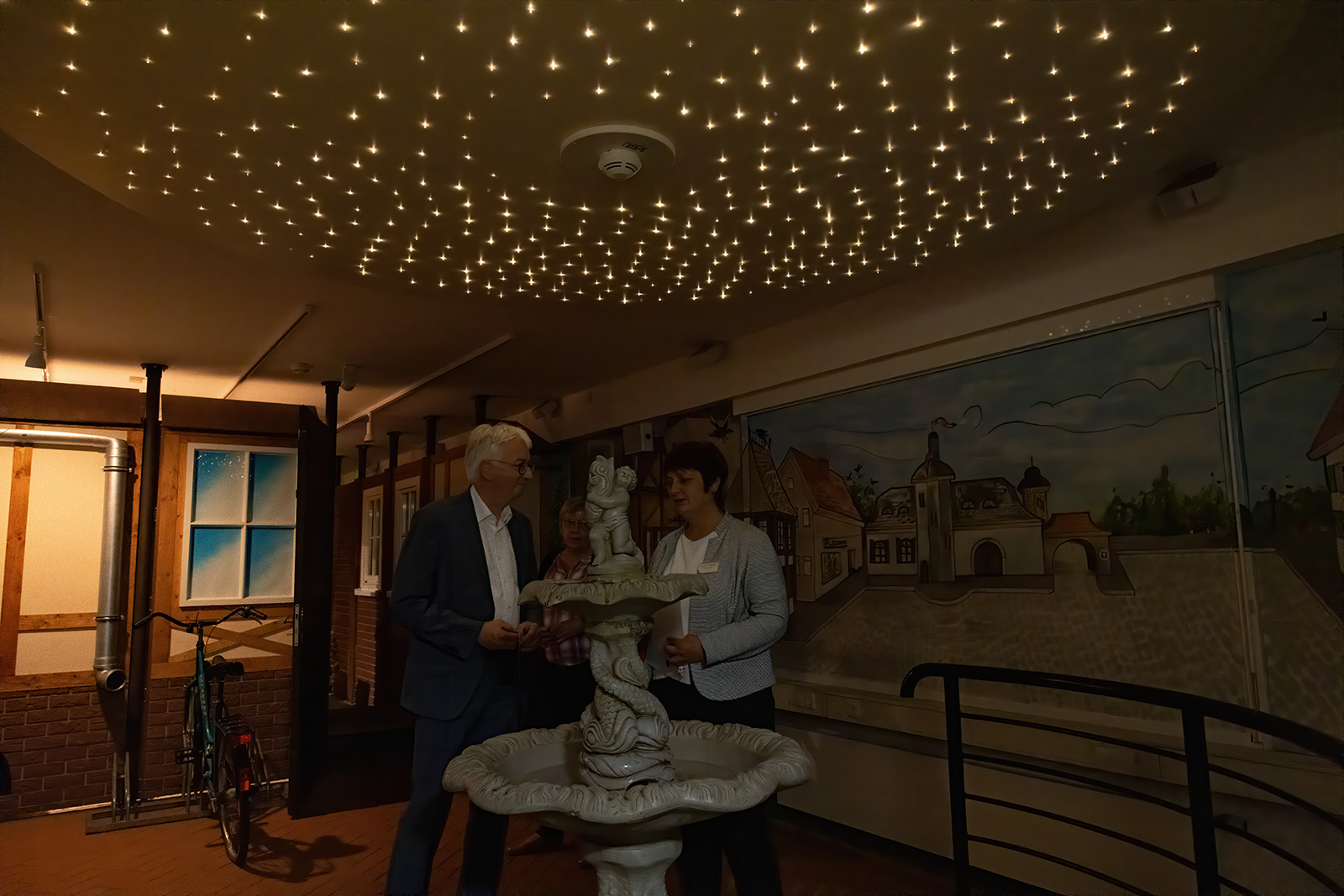 Simulation einer "Marktsituation" im dunklen Parcours der Sensorischen Welt Simulation einer "Marktsituation" im dunklen Parcours der Sensorischen Welt