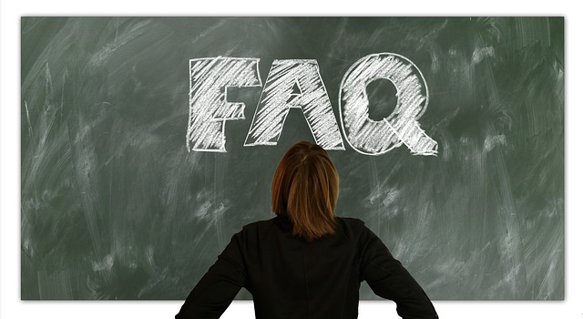 Bild einer Schultafel mit den Buchstabe FAQ, welche von einer Person angeschaut wird.