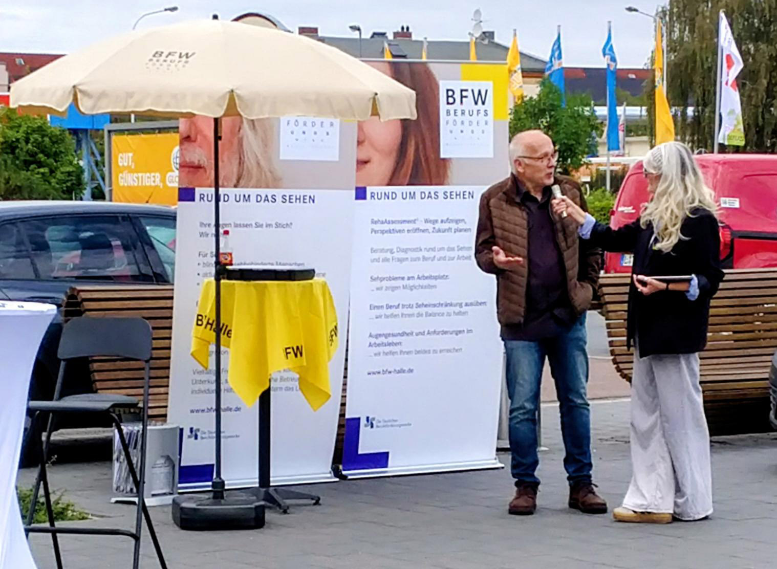 J. Stemmler am BFW Stand gibt ein Interview
