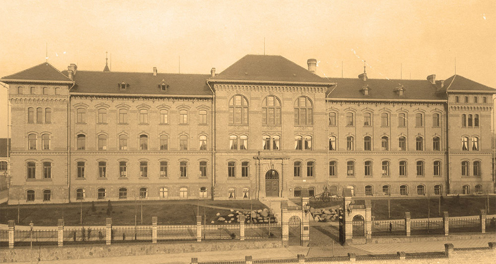 Hauptgebäude kurz nach der Errichtung im Jahr 1898
