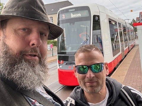 M. Vollmar und D. Teske an der Haltestelle Kantstraße vor Linie 3
