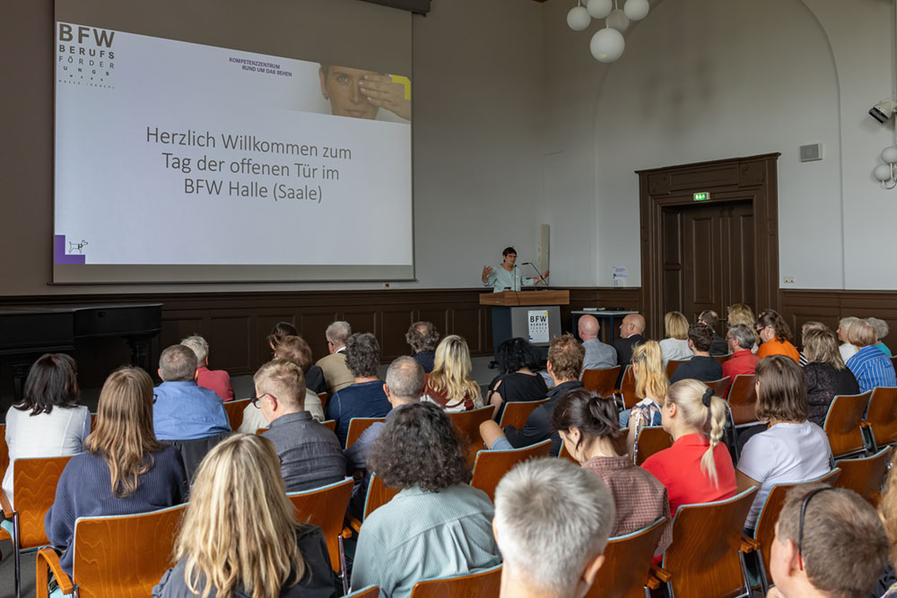 Frau Kölzner eröffnet in der Aula den Tag der offenen Tür