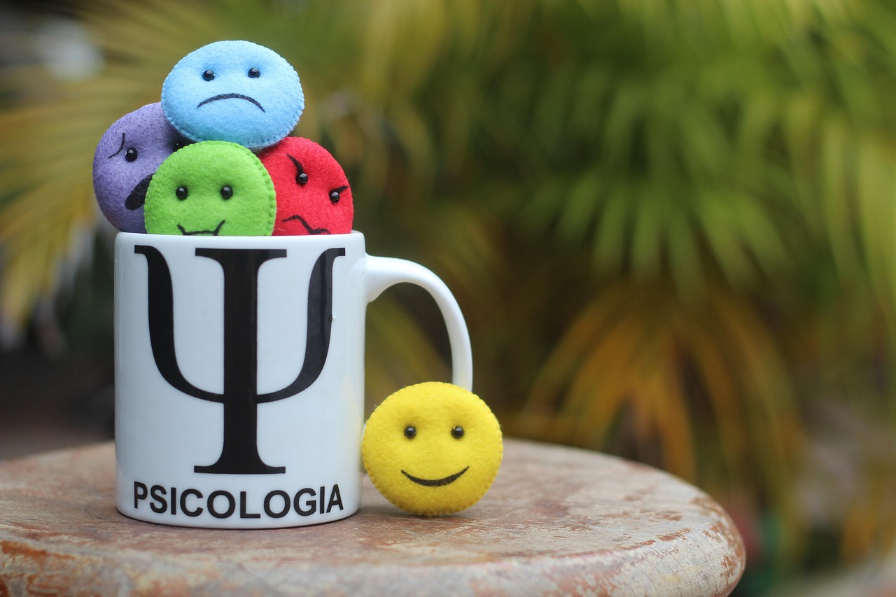 Tasse mit Aufschrift "Psycologial" und vielen bunten Smileys.